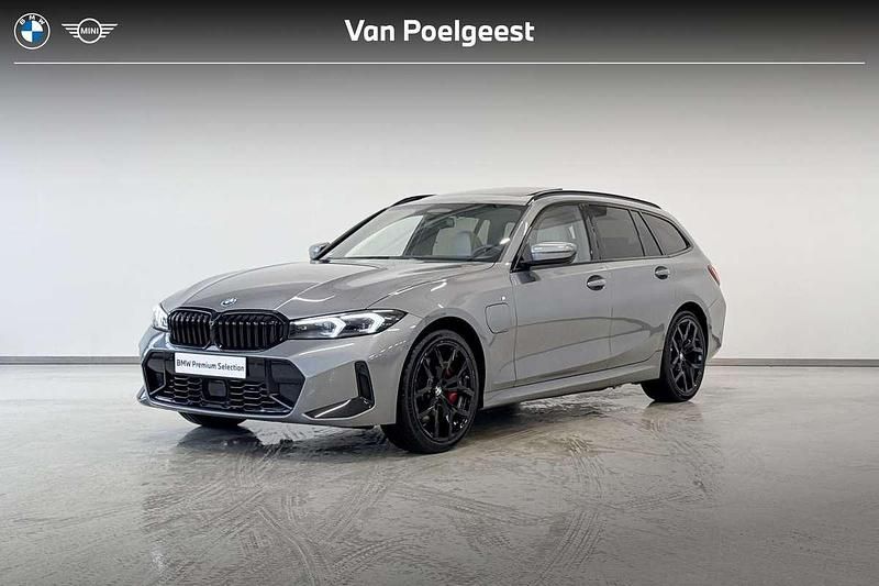 Skyscraper grey metallic (c4w) (grijs metallic) Gebruikt 2024 BMW 330e M Sport Stationwagen | € 58.900 (Duur) - Afbeelding 1/4