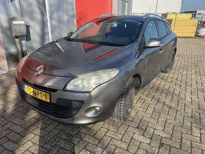 Grijs Occasion 2010 Renault Mégane GrandTour Dynamique Stationwagen | € 3.100 (Eerlijke prijs) - Afbeelding 1/4