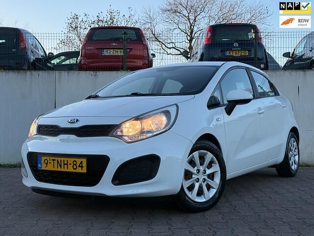 Wit Gebruikt 2014 Kia Rio Comfort Hatchback | € 8.999 (Eerlijke prijs) - Afbeelding 1/4