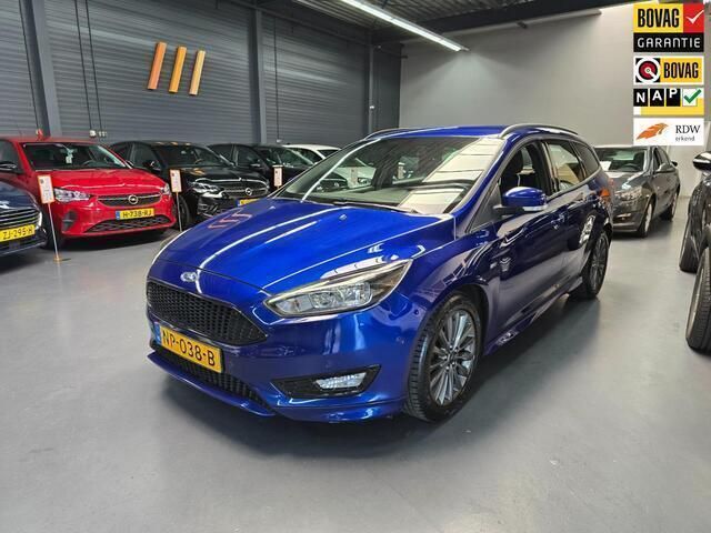 Blauw Gebruikt 2017 Ford Focus ST-Line Stationwagen | € 9.995 (Eerlijke prijs) - Afbeelding 1/4