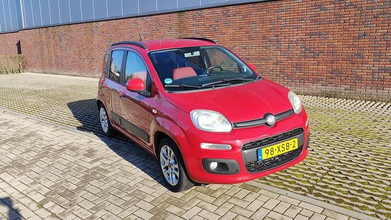 Occasion Fiat Panda Lounge 86 PK (63 kW) 2012 Rood Hatchback