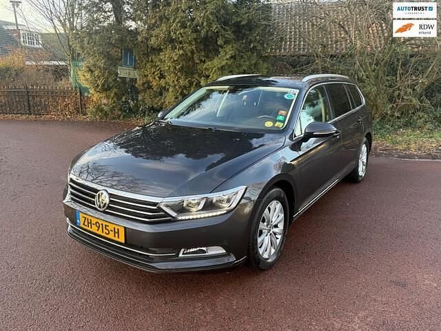 Grijs (metallic) Occasion 2018 VW Passat Highline Stationwagen | € 13.895 (Super prijs) - Afbeelding 1/4