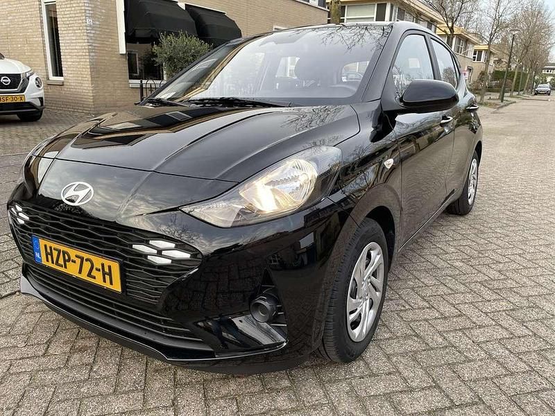 Zwart Occasion 2025 Hyundai i10 Comfort Hatchback | € 16.750 (Super prijs) - Afbeelding 1/4