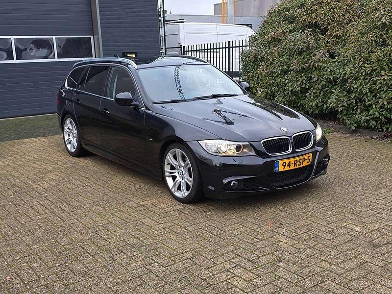 Zwart Occasion 2011 BMW 320 Efficient Dynamics Stationwagen | € 4.950 (Eerlijke prijs) - Afbeelding 1/4