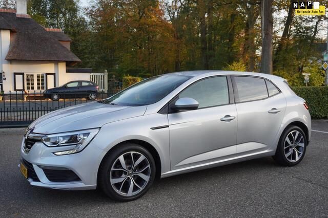 Grijs Gebruikt 2016 Renault Mégane III Zen Hatchback | € 9.900 (Iets duurder) - Afbeelding 1/4