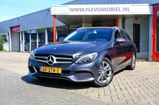Grijs, metallic lak Gebruikt 2014 Mercedes C180 Prestige Stationwagen | € 14.850 (Eerlijke prijs) - Afbeelding 1/4