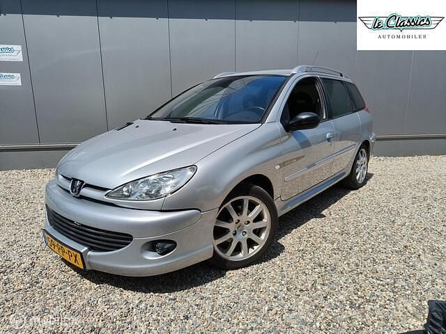 Grijs Gebruikt 2004 Peugeot 206 Quiksilver Stationwagen | € 1.498 (Eerlijke prijs) - Afbeelding 1/4