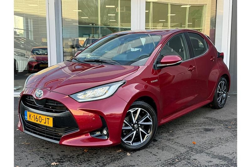 Occasion Toyota Yaris Hybrid 116 PK (85 kW) 2021 Rood Hatchback
