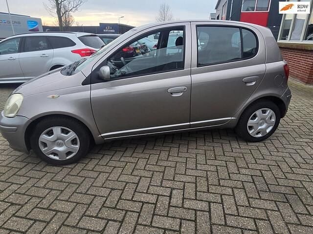 Grijs Gebruikt 2004 Toyota Yaris Terra Hatchback | € 1.599 (Goede deal) - Afbeelding 1/4