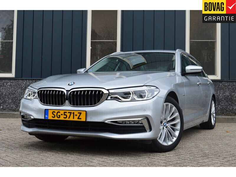 Grijs, metallic lak Gebruikt 2018 BMW 520 Executive Stationwagen | € 27.950 (Eerlijke prijs) - Afbeelding 1/4