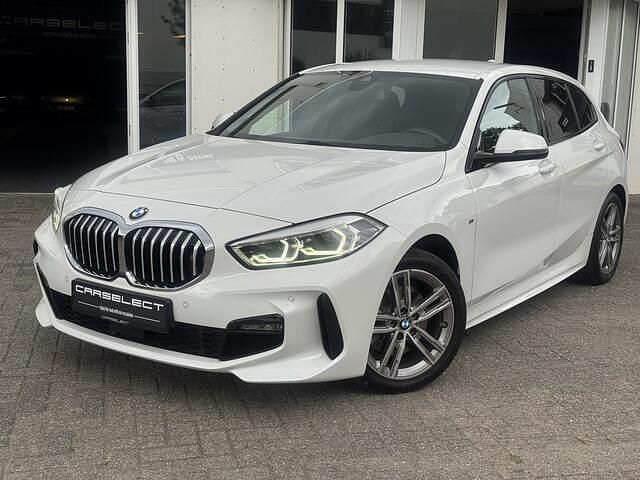 Wit Gebruikt 2022 BMW 118 M Sport Hatchback | € 28.950 (Eerlijke prijs) - Afbeelding 1/4