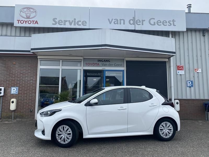 Wit Gebruikt 2024 Toyota Yaris Hybrid Active Hatchback | € 22.445 (Eerlijke prijs) - Afbeelding 1/4