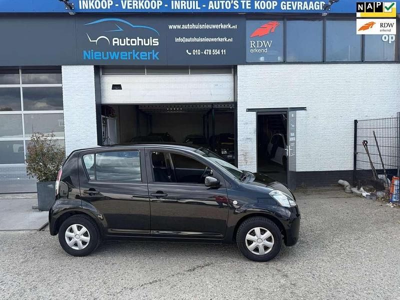 Zwart Gebruikt 2008 Subaru Justy Comfort Hatchback | € 1.999 (Goede deal) - Afbeelding 1/4