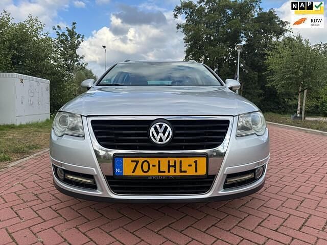 Grijs Gebruikt 2010 VW Passat Comfortline Stationwagen | € 3.750 - Afbeelding 1/4