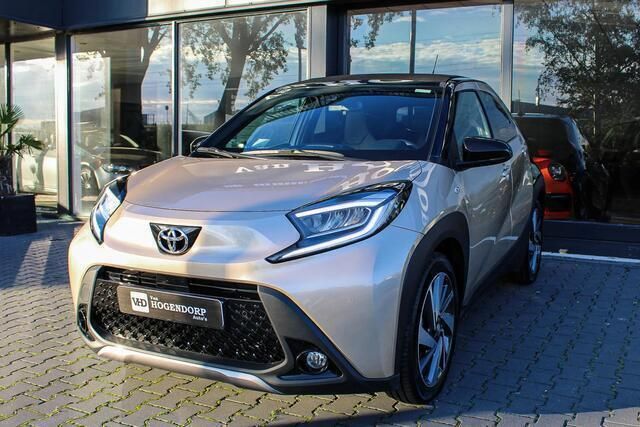 Goud Gebruikt 2023 Toyota Aygo Premium Hatchback | € 23.450 (Eerlijke prijs) - Afbeelding 1/4