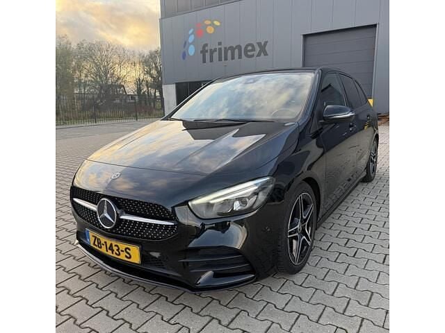 Zwart Gebruikt 2019 Mercedes B180 AMG MPV | € 20.500 (Eerlijke prijs) - Afbeelding 1/4