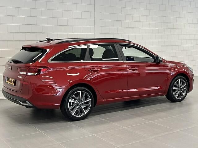 Occasion Hyundai i30 Premium 141 PK (103 kW) 2025 Rood metallic Stationwagen