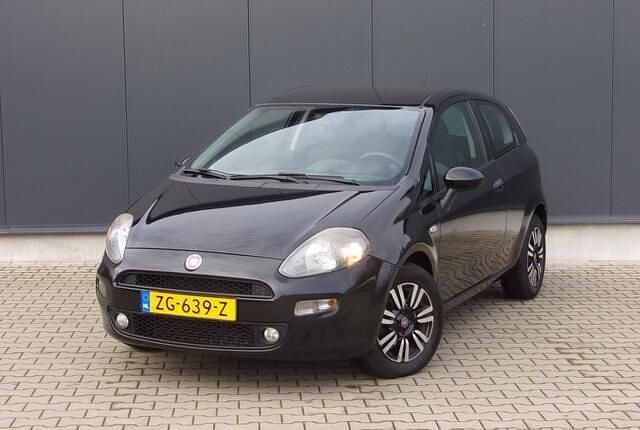 Zwart Gebruikt 2012 Fiat Punto Pop Hatchback | € 2.990 (Eerlijke prijs) - Afbeelding 1/4