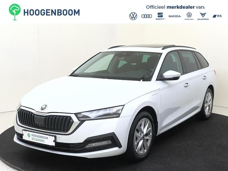Wit Occasion 2022 Skoda Octavia Business Line Hatchback | € 25.750 (Eerlijke prijs) - Afbeelding 1/4