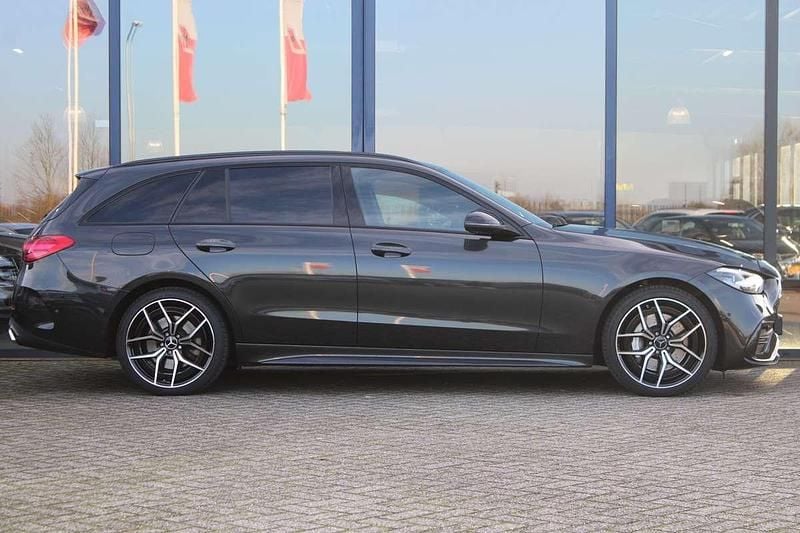 Grijs Occasion 2023 Mercedes C300e AMG line Stationwagen | € 37.900 (Eerlijke prijs) - Afbeelding 1/4