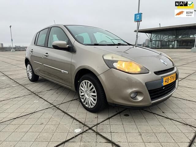 Bruin Occasion 2012 Renault Clio IV Authentique Hatchback | € 2.499 (Eerlijke prijs) - Afbeelding 1/4