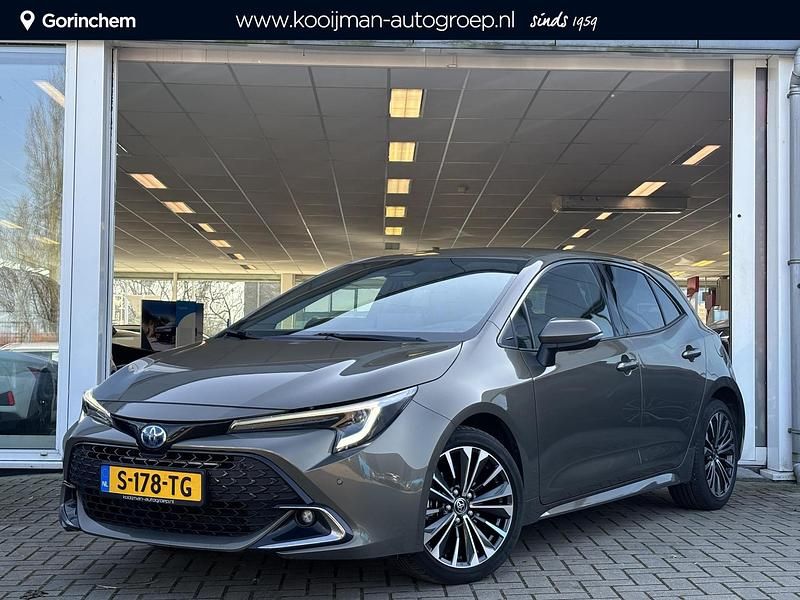 Groen Occasion 2023 Toyota Corolla Edition Hatchback | € 31.900 (Duur) - Afbeelding 1/4