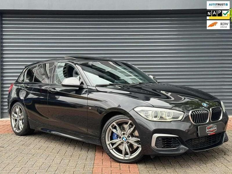 Zwart Gebruikt 2017 BMW M140 Executive Hatchback | € 26.450 (Eerlijke prijs) - Afbeelding 1/4