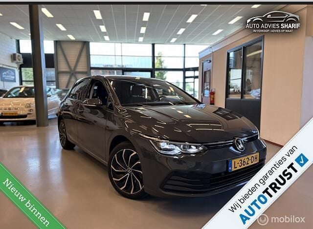 Grijs Gebruikt 2021 VW Golf VIII Business Hatchback | € 19.795 (Eerlijke prijs) - Afbeelding 1/4