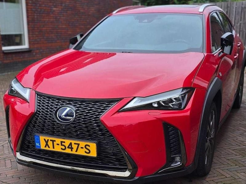 Rood Gebruikt 2019 Lexus UX 250h Sport Line SUV | € 29.500 (Eerlijke prijs) - Afbeelding 1/4