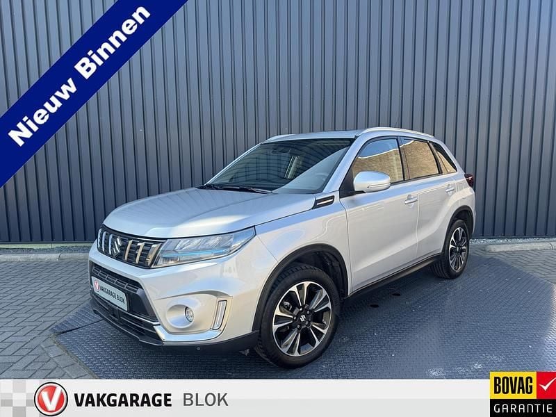 Grijs Gebruikt 2022 Suzuki Vitara Style SUV | € 22.950 (Eerlijke prijs) - Afbeelding 1/4