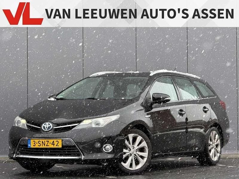 Zwart (metallic) Occasion 2013 Toyota Auris Touring Sports Executive Stationwagen | € 8.448 (Eerlijke prijs) - Afbeelding 1/4