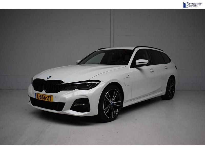Wit Occasion 2021 BMW 320e M Sport Stationwagen | € 22.945 (Super prijs) - Afbeelding 1/4