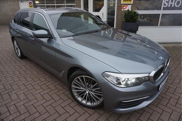 Grijs, metallic lak Gebruikt 2018 BMW 530 Executive Stationwagen | € 25.945 (Goede deal) - Afbeelding 1/4