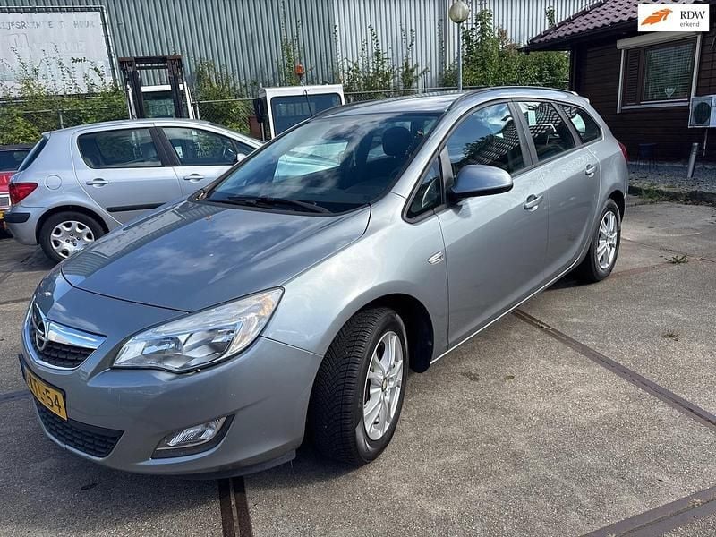 Grijs (metallic) Gebruikt 2011 Opel Astra Edition Stationwagen | € 3.495 (Super prijs) - Afbeelding 1/4
