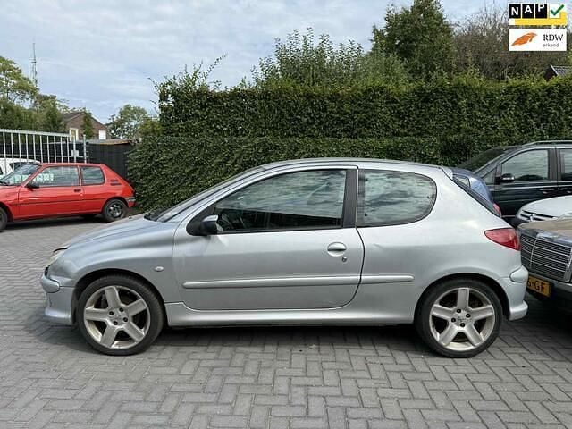 Grijs, metallic lak Gebruikt 2003 Peugeot 206 Quiksilver Hatchback | € 495 (Super prijs) - Afbeelding 1/4