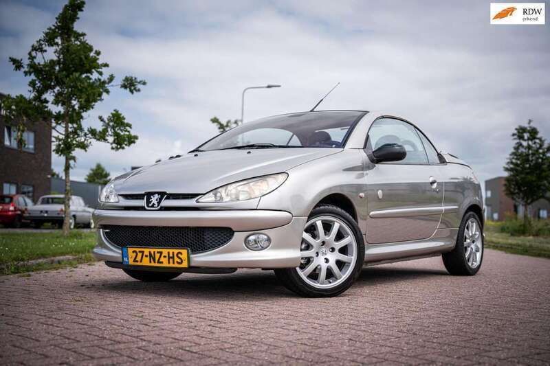 Grijs, metallic lak Gebruikt 2004 Peugeot 206 CC Roland Garros Cabriolet | € 1.900 (Eerlijke prijs) - Afbeelding 1/4