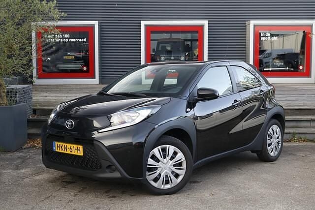 Zwart Gebruikt 2025 Toyota Aygo X Play SUV | € 18.950 - Afbeelding 1/4