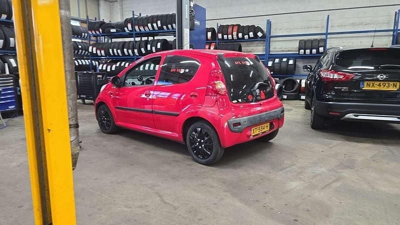 Rood Gebruikt 2006 Peugeot 107 Hatchback | € 1.650 (Eerlijke prijs) - Afbeelding 1/4