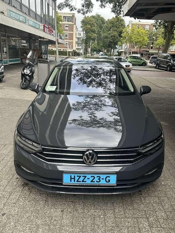 Grijs Gebruikt 2020 VW Passat Business Stationwagen | € 24.500 (Iets duurder) - Afbeelding 1/4