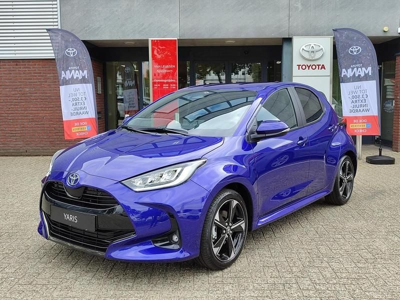 Blauw Nieuw 2025 Toyota Yaris Hybrid Executive Hatchback | € 34.695 (Eerlijke prijs) - Afbeelding 1/4