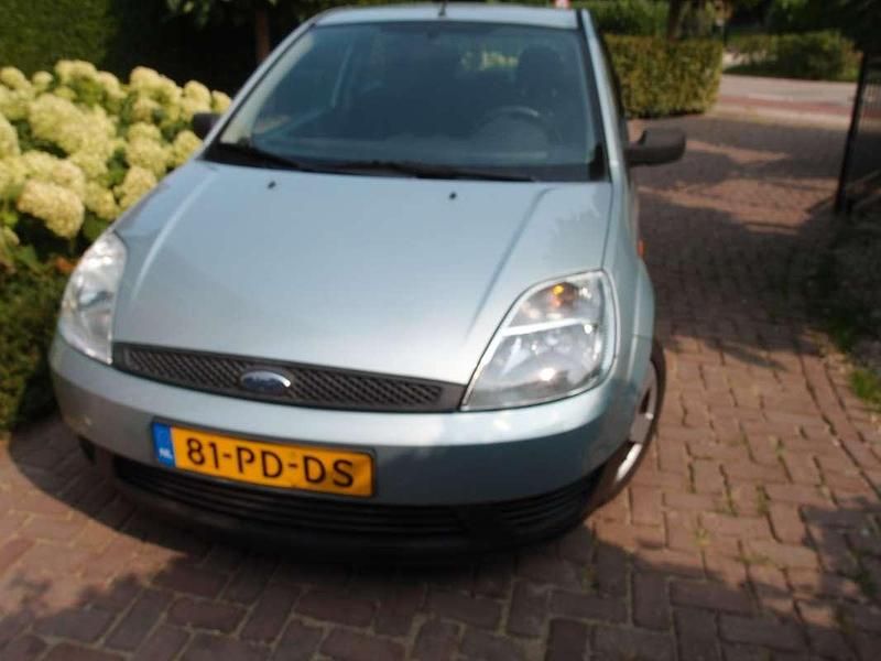 Occasion Ford Fiesta 69 PK (50 kW) 2004 Zilver Hatchback