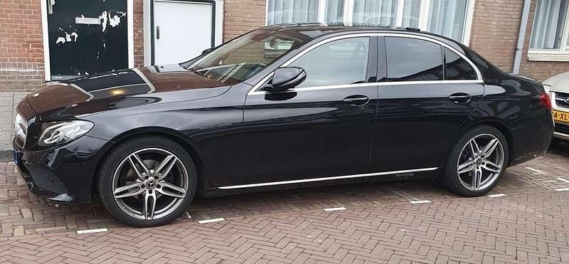 Zwart Gebruikt 2018 Mercedes E220 Premium Sedan | € 16.500 - Afbeelding 1/4