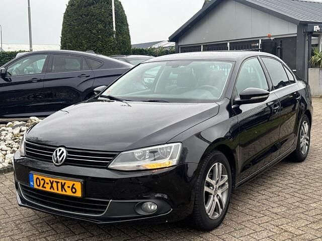 Zwart Occasion 2012 VW Jetta Highline Sedan | € 5.950 (Eerlijke prijs) - Afbeelding 1/4