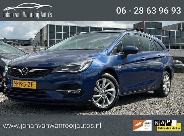 Blauw, metallic lak Gebruikt 2020 Opel Astra Edition Stationwagen | € 11.950 (Goede deal) - Afbeelding 1/4