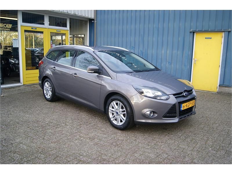 Bruin Occasion 2013 Ford Focus Titanium Stationwagen | € 4.950 (Duur) - Afbeelding 1/4