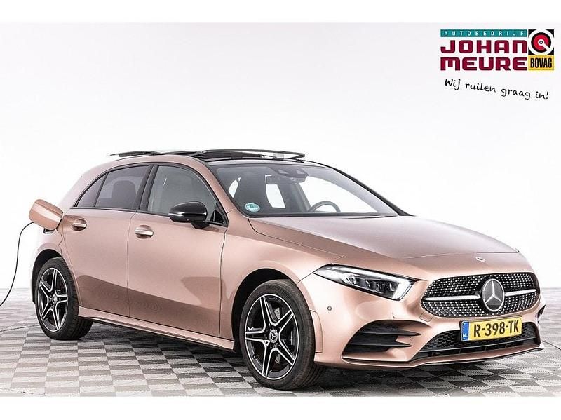 Bruin Occasion 2022 Mercedes A250 AMG line Hatchback | € 29.900 (Goede deal) - Afbeelding 1/4