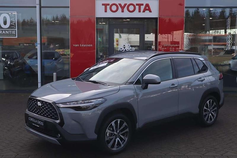 Grijs Nieuw 2025 Toyota Corolla Cross Style SUV | € 45.900 (Iets duurder) - Afbeelding 1/4