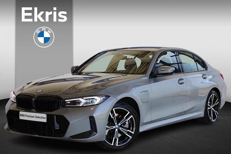 Grijs Occasion 2023 BMW 330e M Sport Sedan | € 41.900 (Eerlijke prijs) - Afbeelding 1/4