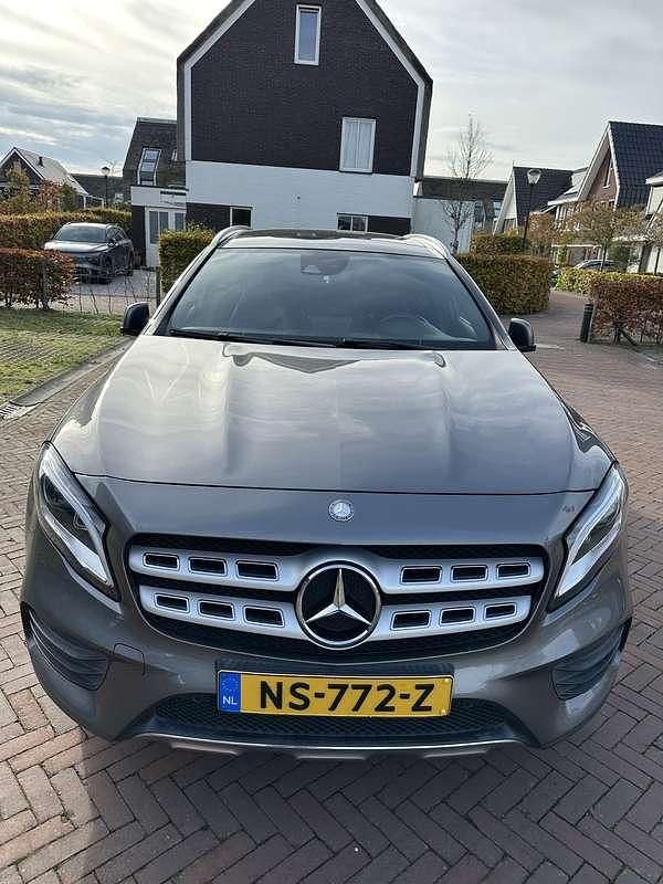 Grijs Gebruikt 2017 Mercedes GLA180 AMG line SUV | € 17.995 (Goede deal) - Afbeelding 1/4