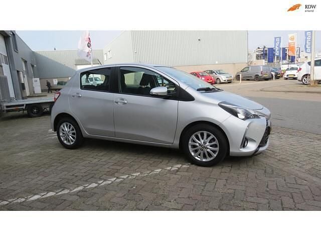 Grijs Occasion 2017 Toyota Yaris Hatchback | € 8.950 (Super prijs) - Afbeelding 1/4